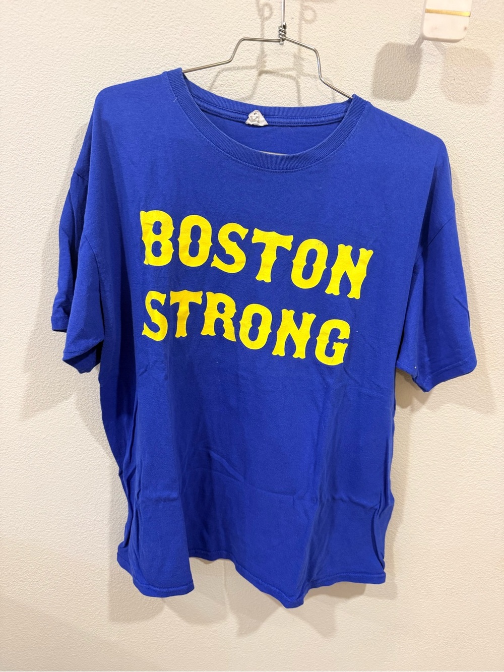 Boston Strong Graphic Tee - Blue wonens